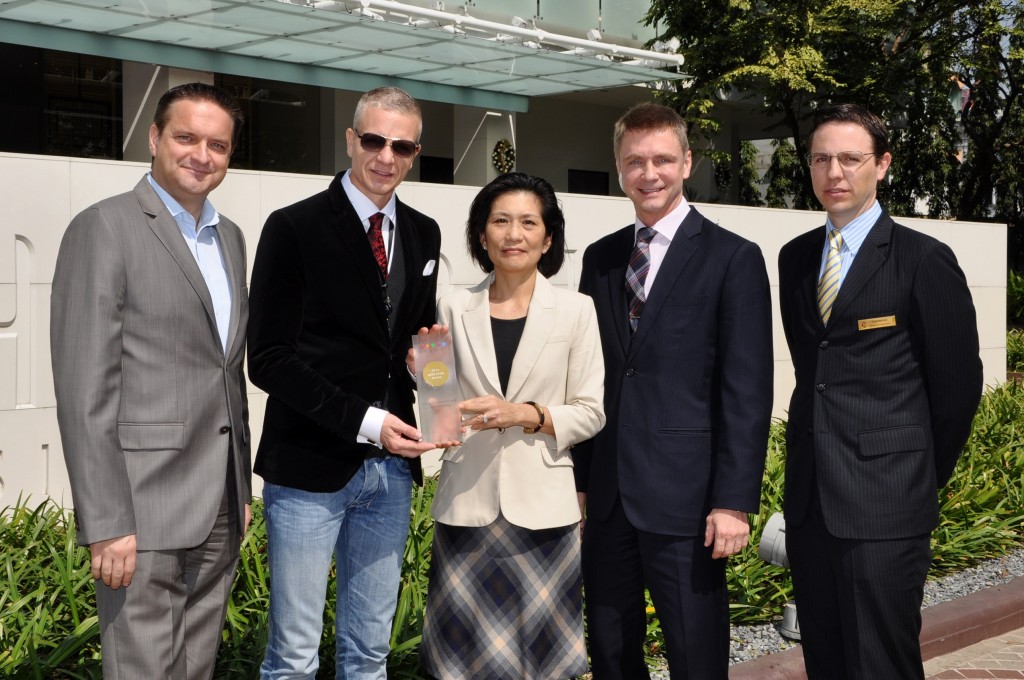 Pictured receiving the award from Mr. Oliver Libutzki , Senior Regional Director – Hotels South Asia & South-East Asia , is Ms. Savitri Ramyarupa, Managing Director of Chatrium Hotels and Residences, while looking on are Mr. Mario Beyer (left), General Manager of Emporium Suites by Chatrium, Mr. Magne Hansen (second right), and Mr. Thomas Grosjean (right), respectively General Manager and Resident Manager of Chatrium Residence Sathon Bangkok. 