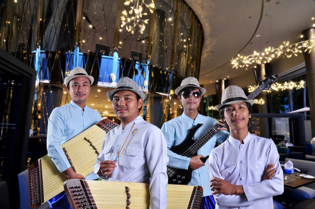 Dulcimer Band at River Barge Restaurant Chatrium Hotel Riverside Bangkok (2)