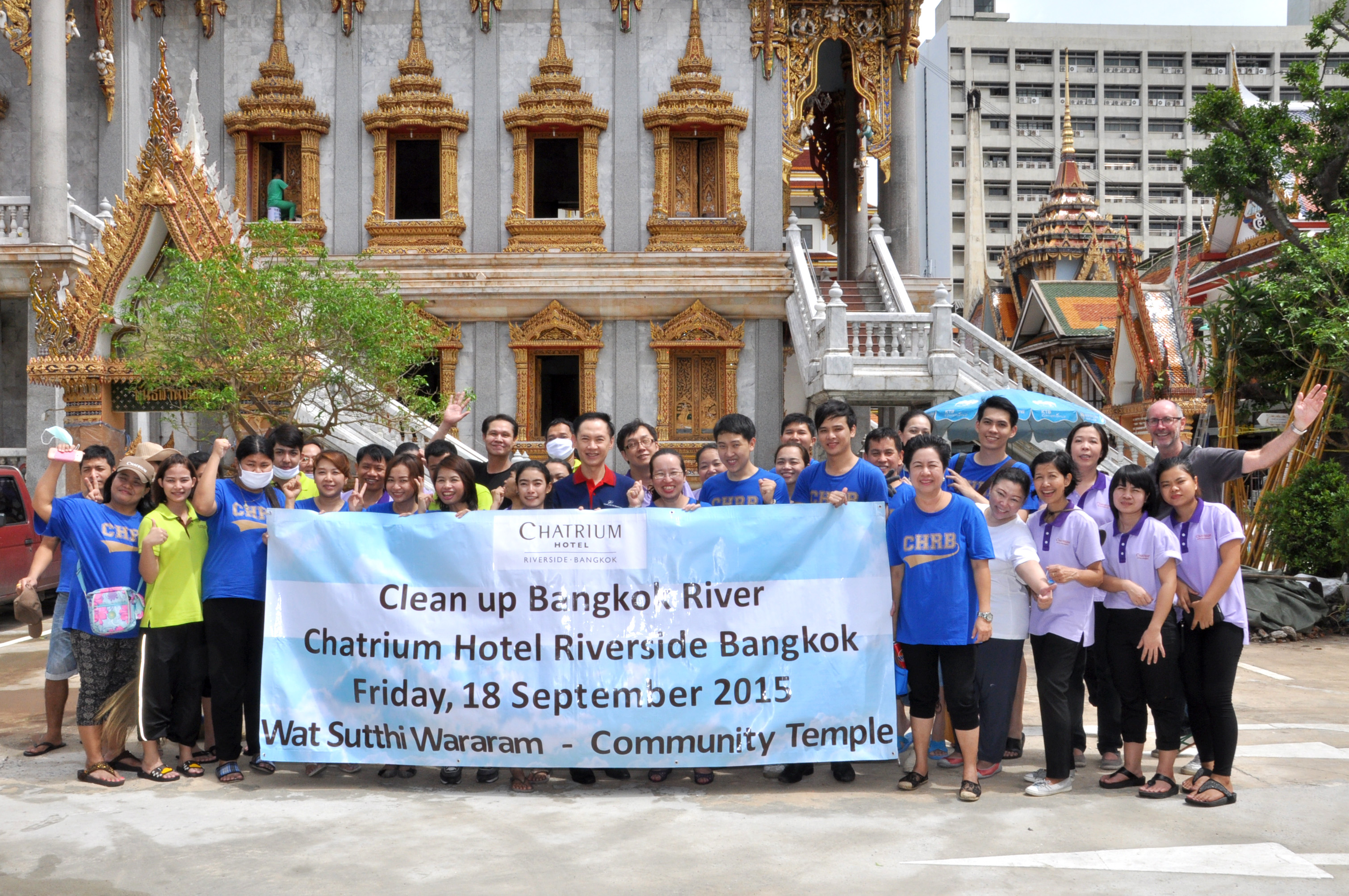 Chatrium Hotel Riverside Bangkok Staff at the Temple Cleaning Event