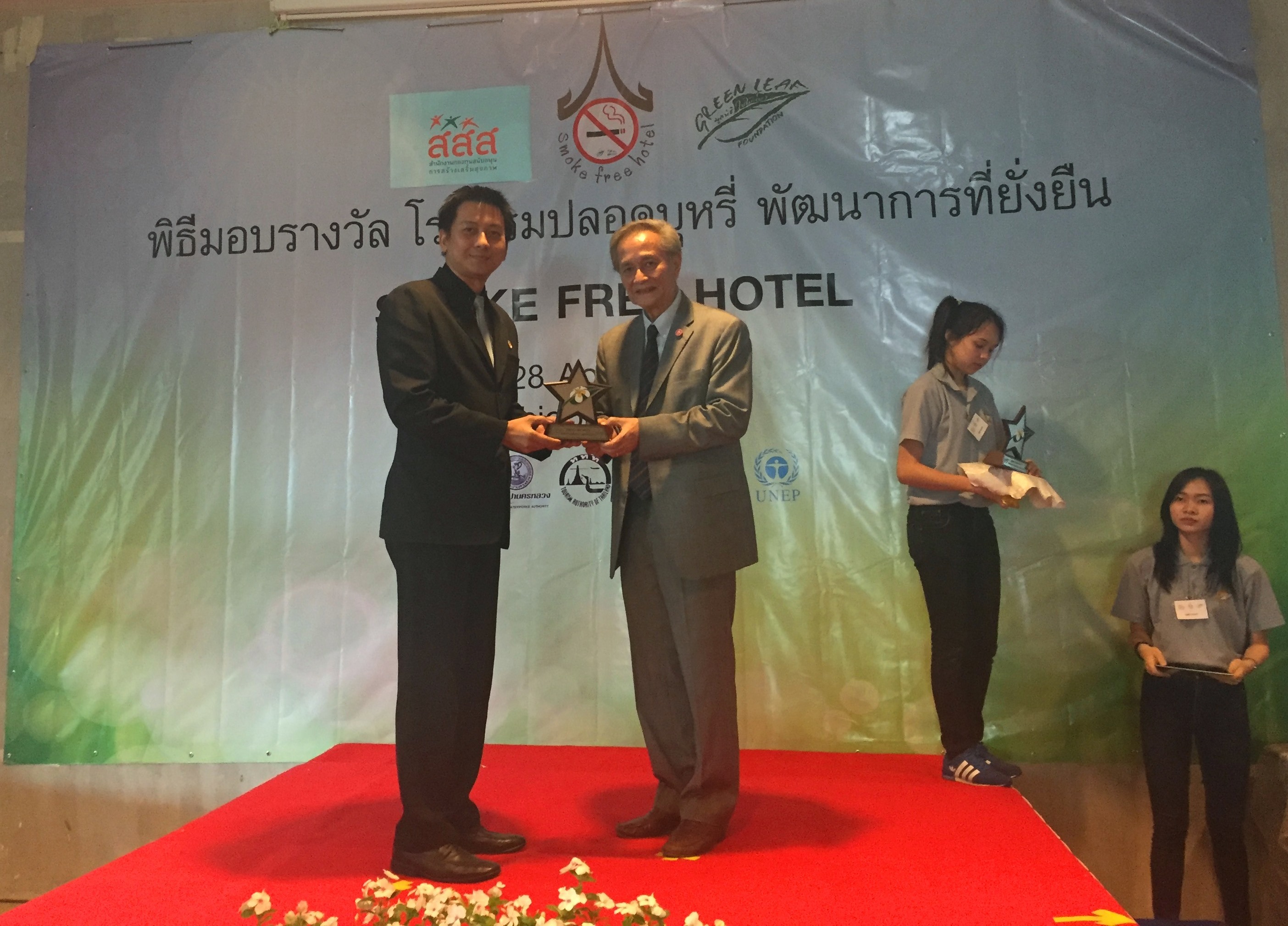 Maitria Hotel Sukhumvit 18 Receiving the Smoke Free Hotel Award